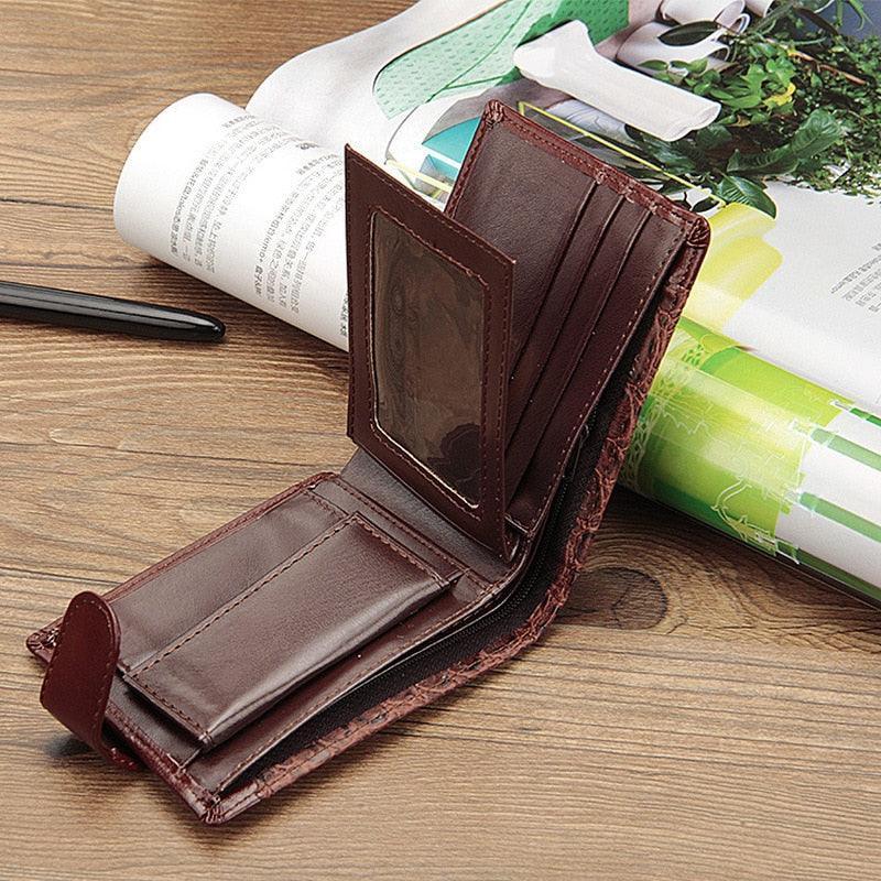 Cartera masculina de cuero marrón abierta, con ranuras para tarjetas y ventana para identificación.