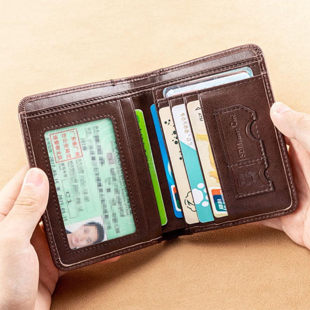 Interior de billetera de cuero marrón con múltiples compartimentos para tarjetas y documentos