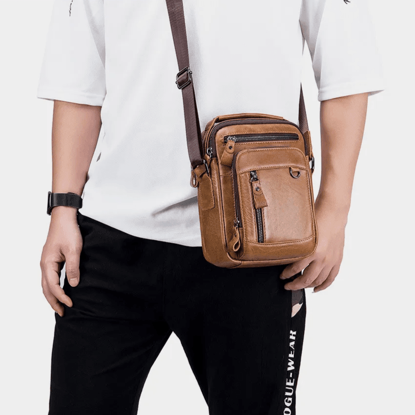 Bolso crossbody ejecutivo compacto para hombre en color marrón, con varios compartimentos y correa ajustable.