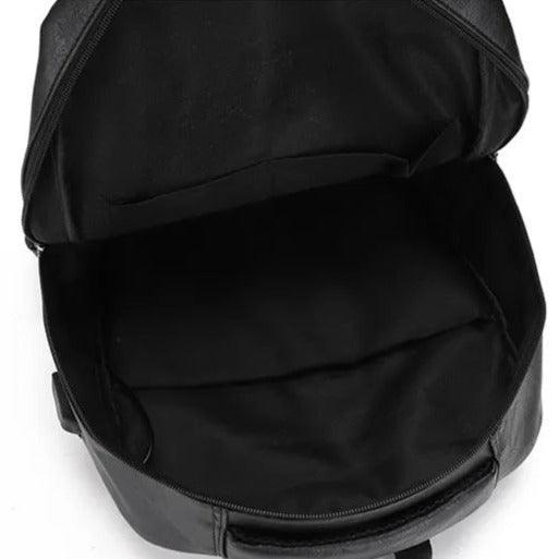 Interior de mochila compacta de cuero negra para hombre, abierta y vacía