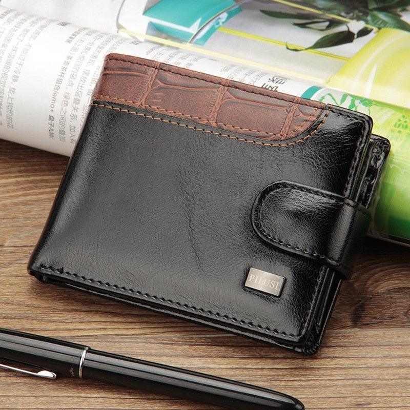 Cartera de hombre negra compacta de cuero PU, diseño elegante con broche, sobre mesa