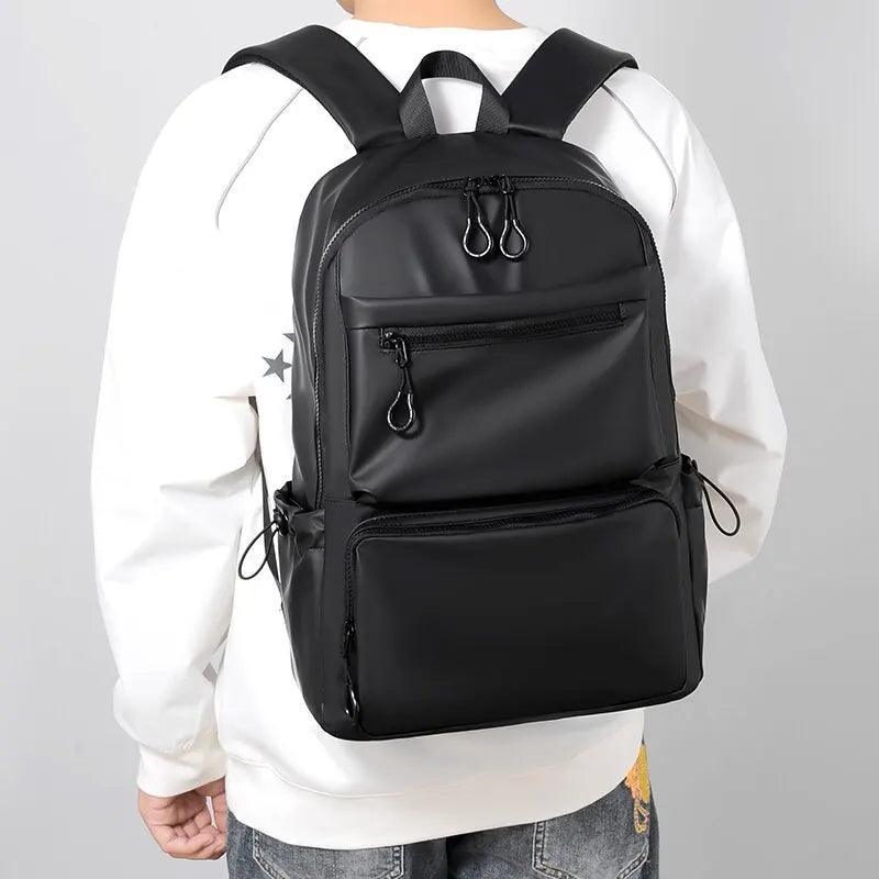 Mochila negra de hombre con correas acolchonadas y diseño ergonómico, vista posterior