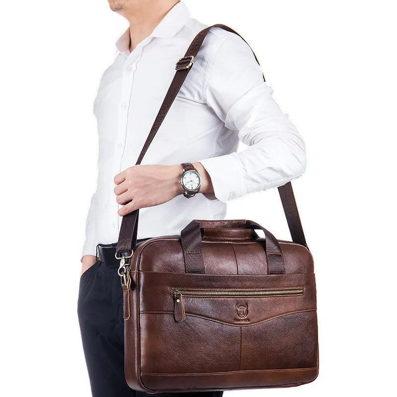 Hombre elegante con camisa blanca usando maletín de piel genuina color café