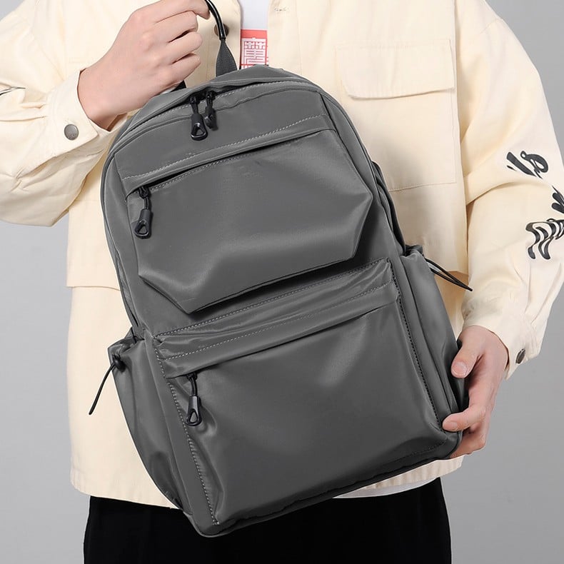 Hombre usando mochila urbana impermeable Varon Urbano estilo casual