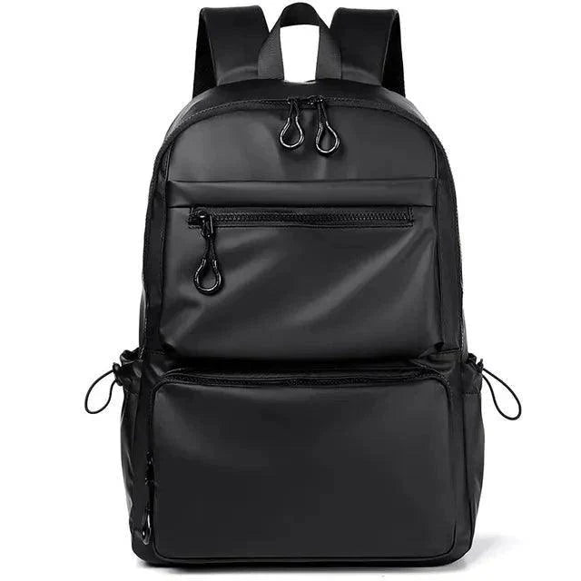 Mochila negra masculina resistente al desgaste con varios bolsillos y cremalleras reforzadas.