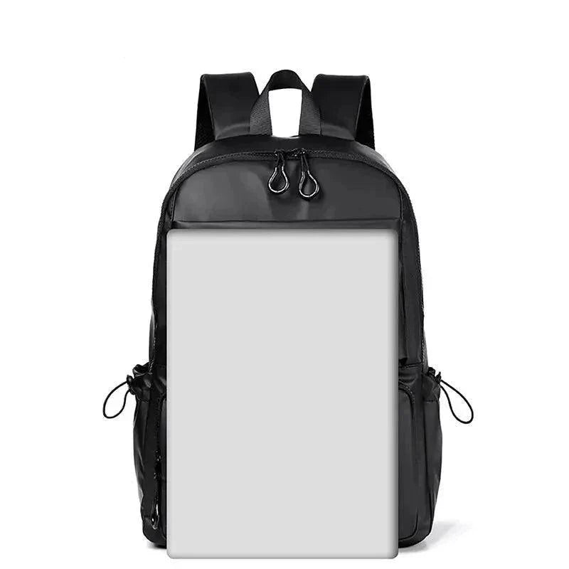 Mochila negra impermeable de hombre, vista frontal, diseño urbano, fondo blanco.
