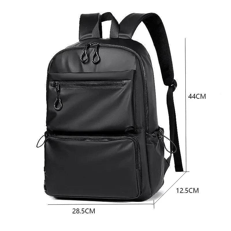 Mochila masculina impermeable negra con medidas 44x28.5x12.5 cm y bolsillos frontales