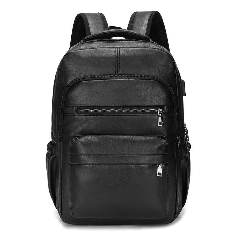 Mochila masculina compacta de cuero negra, con múltiples compartimentos y cierres metálicos.