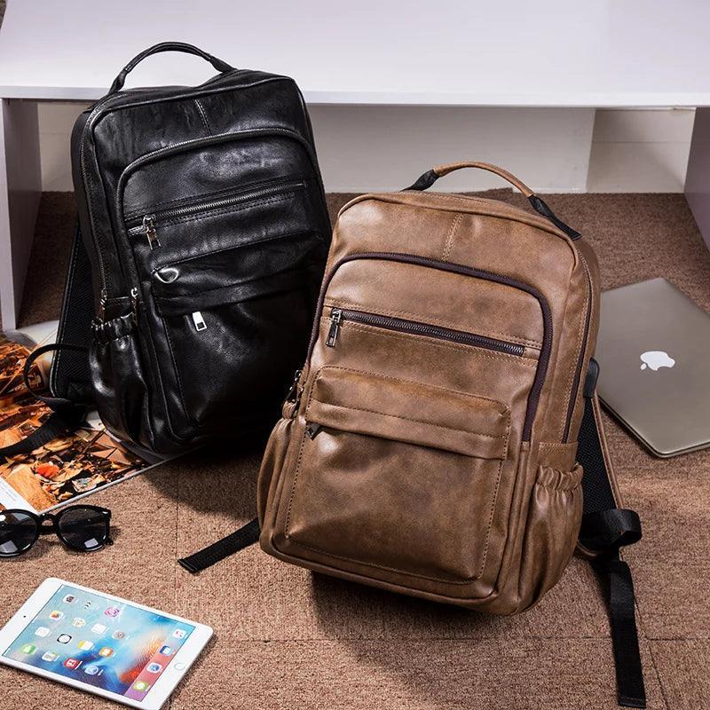 Mochilas masculinas de cuero compactas en negro y marrón, estilo urbano, fondo interior moderno.