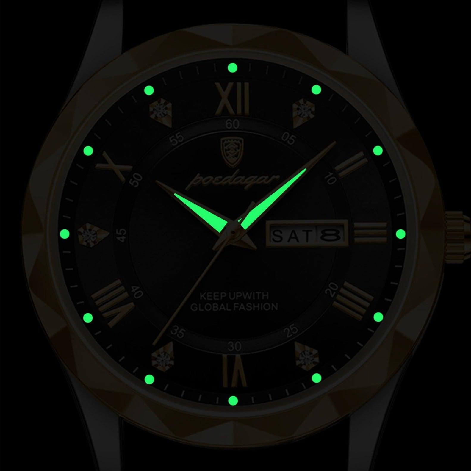 Reloj masculino de pulsera con correa de cuero, esfera negra y marcadores luminosos verdes.